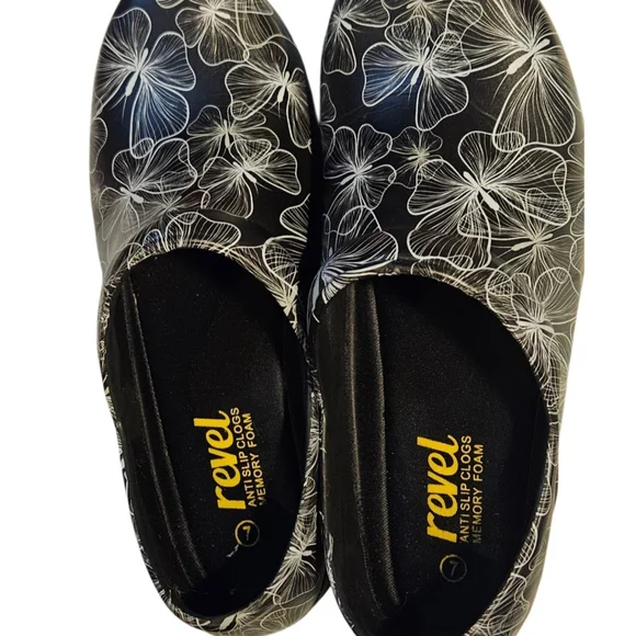 Revel AntiSlip Clogs For Women Size 7 Please Read Description - Picture 1 of 7